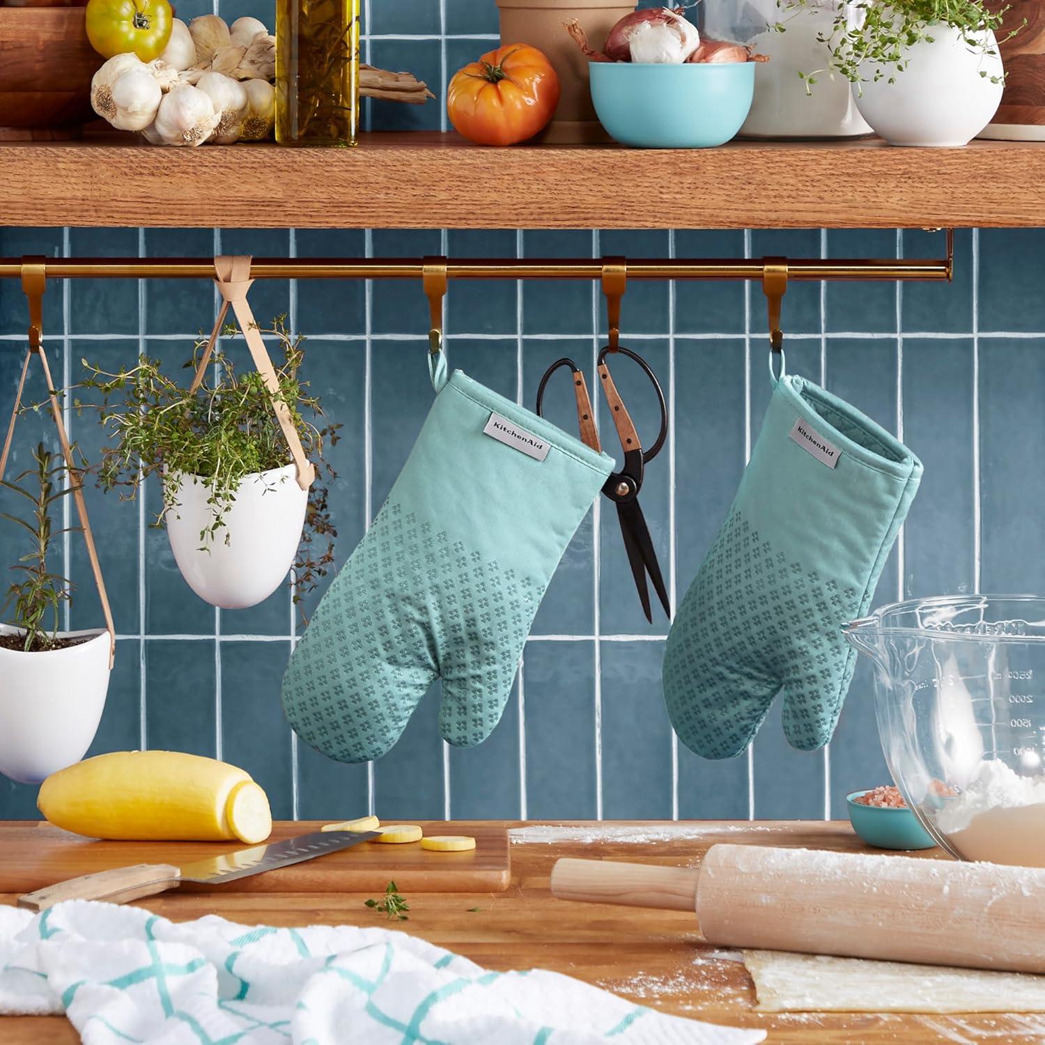 imageKitchenAid Asteroid Oven Mitt Set 7x125 Pistachio Green 2 PieceMineral Water