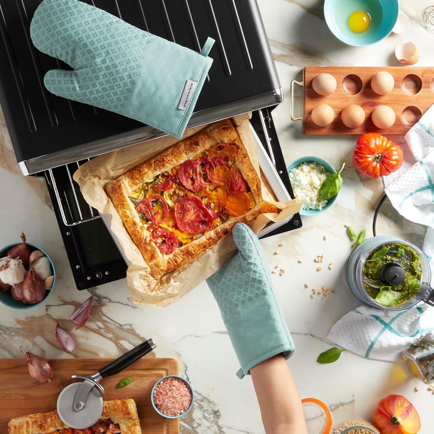 imageKitchenAid Asteroid Oven Mitt Set 7x125 Pistachio Green 2 PieceMineral Water